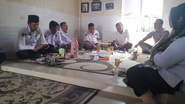 Tunjukkan Kepedulian dan Sosial, PTK MTsN 4 Kerinci Kunjungi Warga Madrasah yang Sakit