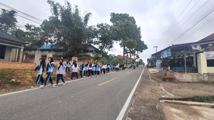 Tingkatkan Kebugaran, MTsN 4 Kerinci Gelar Jalan Santai Pagi Sabtu