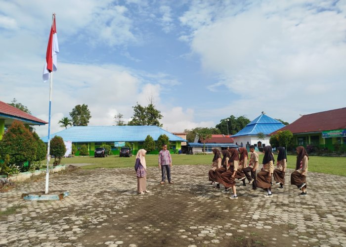 Asah Kedisiplinan Sejak Dini, Siswa Kelas VII MTsN 4 Kerinci Gelar Latihan Upacara Bendera Secara Intensif