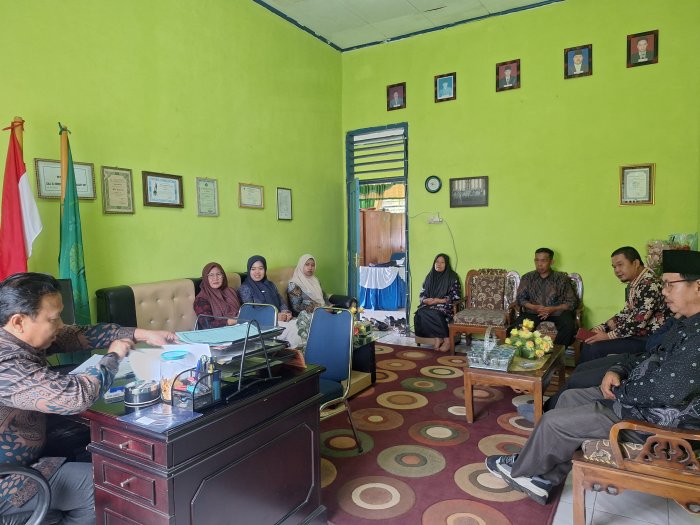 Evaluasi Kinerja Staf TU, Kepala MTsN 4 Kerinci Tekankan Pentingnya Akuntabilitas Pelayanan