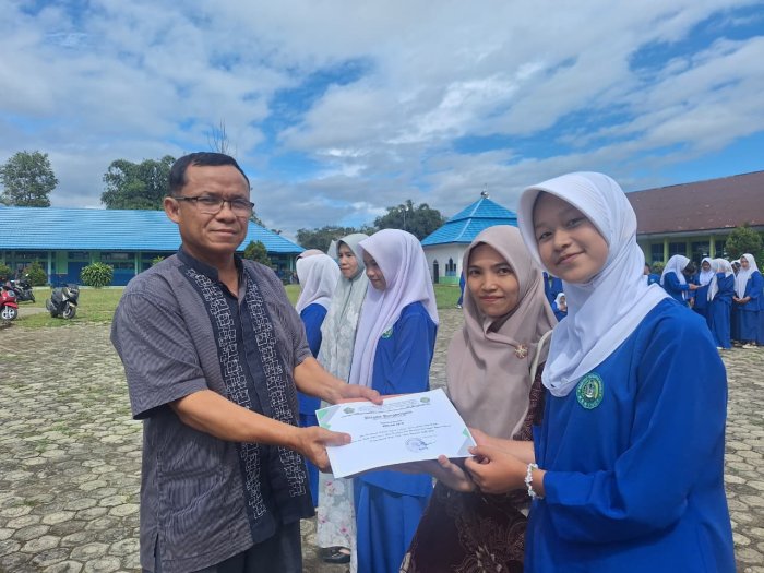 MTsN 4 Kerinci Serahkan Hadiah dan sertifikat pemenang lomba juara kelas Bersih, nyaman dan tertib administrasi