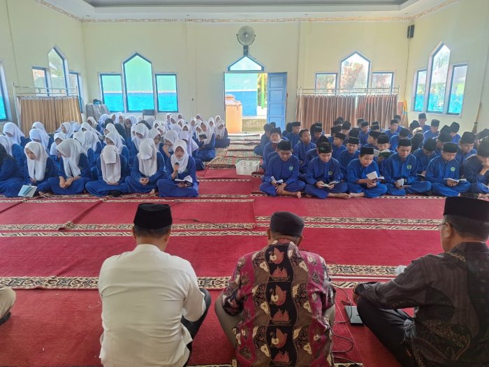 Tingkatkan Spiritual Siswa, MTsN 4 Kerinci Rutinkan Yasinan Berjamaah Setiap Jumat Pagi