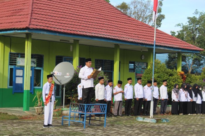 Upacara Bendera Pagi Senin di MTsN 4 Kerinci : Pembina Upacara Tekankan Pentingnya Disiplin di Madrasah