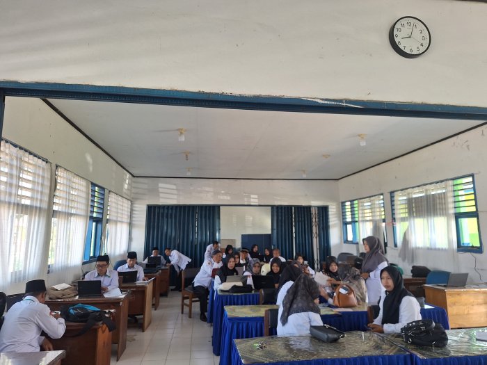 Geliat Ruang Guru MTsN 4 Kerinci: Padukan Semangat Mengajar dan Penuntasan Administrasi SKP