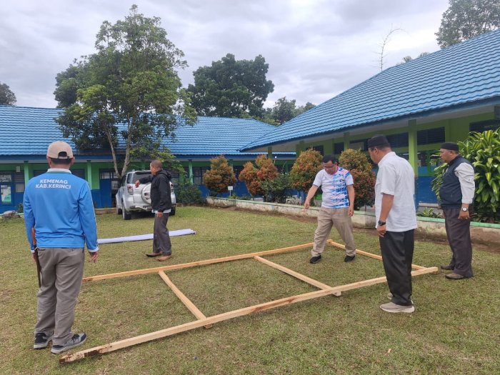 H-3 : Kerjasama Panitia Dalam Mempersiapkan Atribut Jelang Pentas Seni di MTsN 4 Kerinci