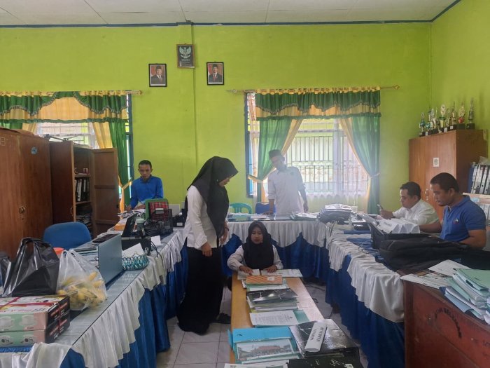 Sambut PKKM Tahunan, Staf Tata Usaha MTsN 4 Kerinci All Out Lembur Persiapkan Administrasi Sambut PKKM Tahunan, Staf Tata Usaha MTsN 4 Kerinci All Out Lembur Persiapkan Administrasi