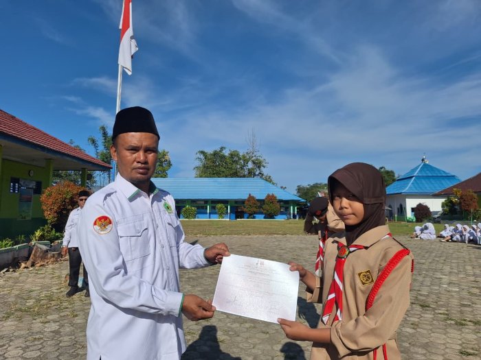 MTsN 4 Kerinci Serahkan Piagam dan Pin kepada Pramuka Peserta Jamran Gabungan Di Wilayah IV Kerinci
