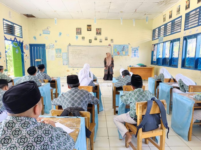 Kembali ke Kelas dengan Semangat Baru: KBM di MTsN 4 Kerinci Rabu 19 Agustus Terpantau Berjalan Lancar Kembali ke Kelas dengan Semangat Baru: KBM di MTsN 4 Kerinci Rabu 19 Agustus Terpantau Berjalan Lancar