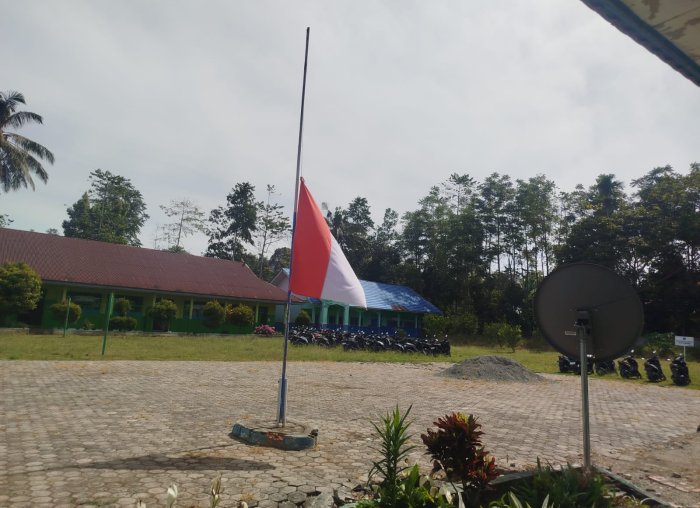 MTsN 4 Kerinci Kibarkan Bendera Setengah Tiang, Beri Penghormatan Terakhir untuk Jenderal TNI (Purn) Try Sutrisno (Alm)