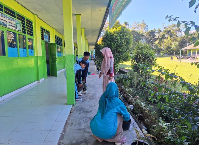 Sinergi Kebersihan, Keluarga Besar MTsN 4 Kerinci Gelar Gotong Royong Pasca Idul Adha Menuju Ujian ASAS