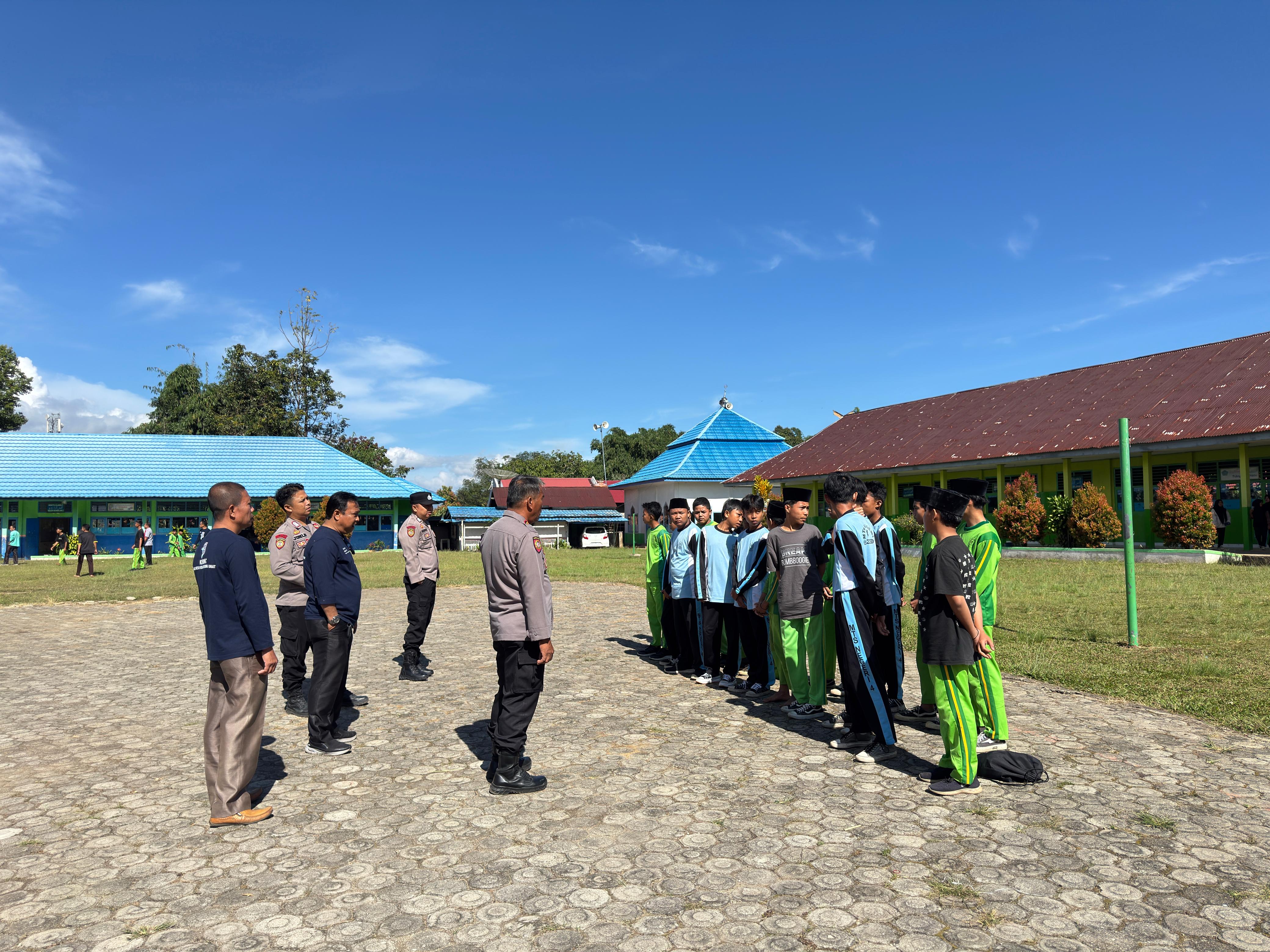Antisipasi Tawuran dan Kenakalan Remaja Jajaran Polsek Danau Kerinci Lakukan Razia Kedisiplinan di Sekolah/Madrasah 